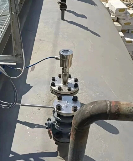 企業に関する最新事例 誘導波レーダーは 介面レベルを 介電常数の違いを用いて どのように測定するのでしょうか?